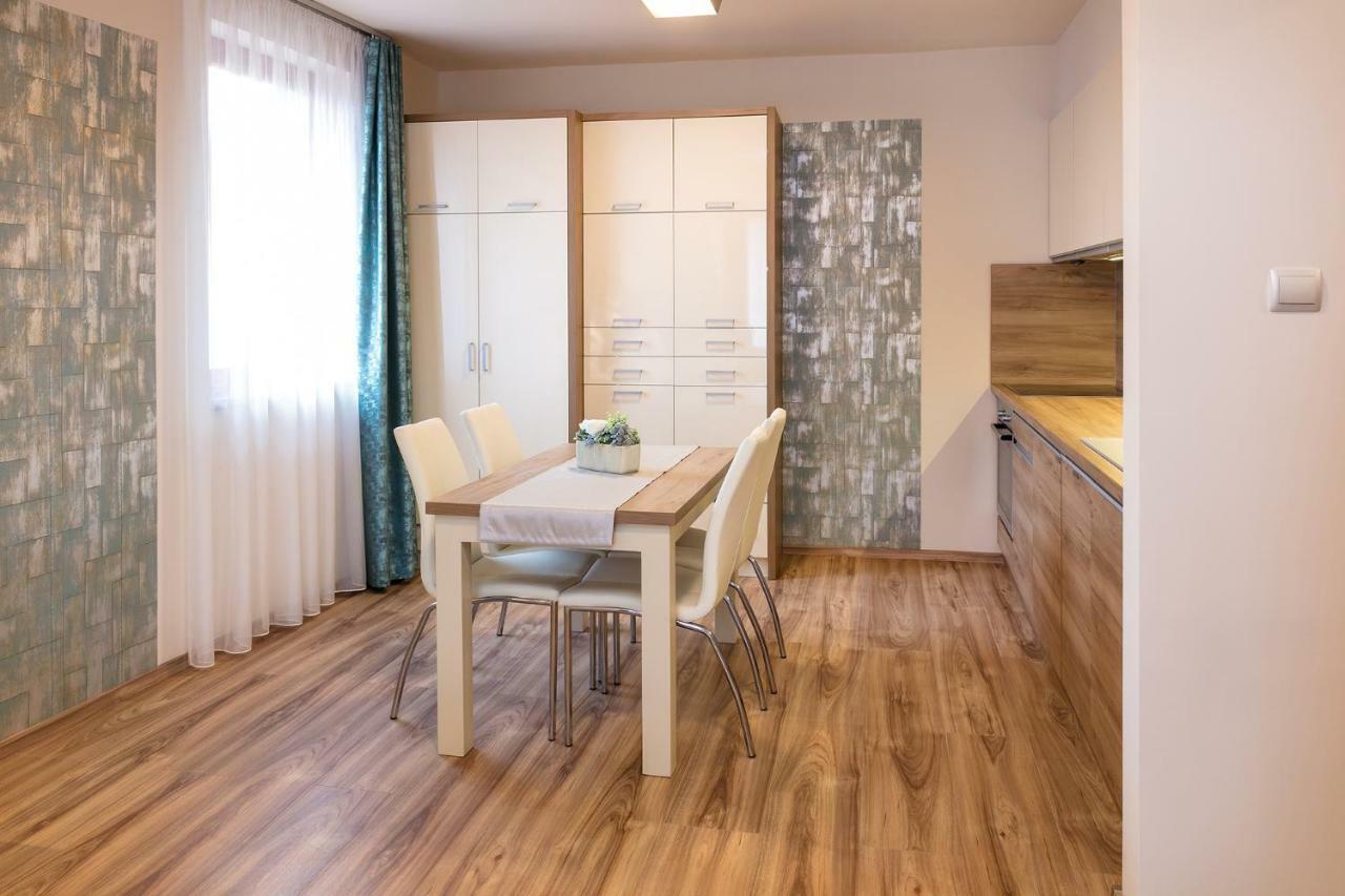 Foter Rezidencia 3 Lägenhet Győr Exteriör bild